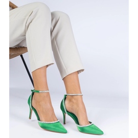 Pompes en satin vert décorées de zircons 2