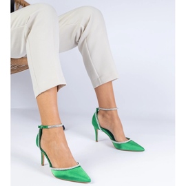 Pompes en satin vert décorées de zircons 4