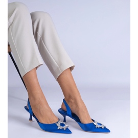 Pompes en satin bleu avec un talon ouvert et une décoration élégante 2