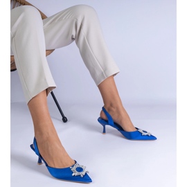 Pompes en satin bleu avec un talon ouvert et une décoration élégante 1