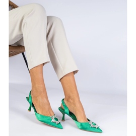 Pompes en satin vert avec un talon ouvert et une décoration élégante 3