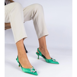 Pompes en satin vert avec un talon ouvert et une décoration élégante 1