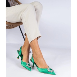 Pompes en satin vert avec un talon ouvert et une décoration élégante 2