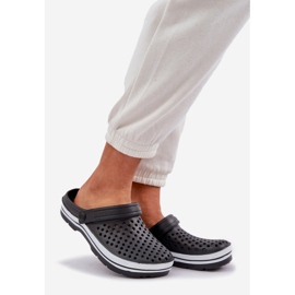 Mousse légère des tongs noirs pour femmes 1