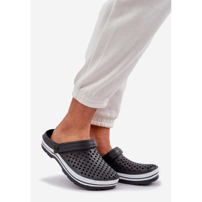 Mousse légère des tongs noirs pour femmes 1