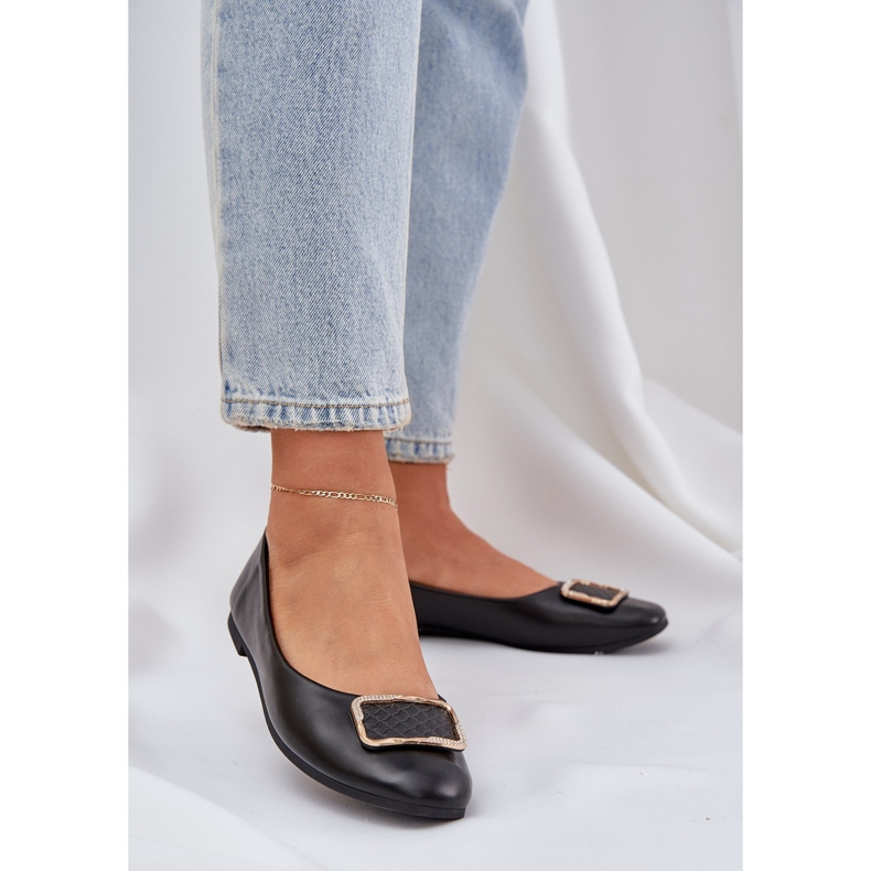 Ballerines en cuir écologique avec une décoration noire le noir 2 Ballerines en cuir écologique avec une décoration noire le noir 2