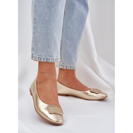 Ballerines en cuir écologique avec une décoration dorée d'or 2 Ballerines en cuir écologique avec une décoration dorée d'or 2