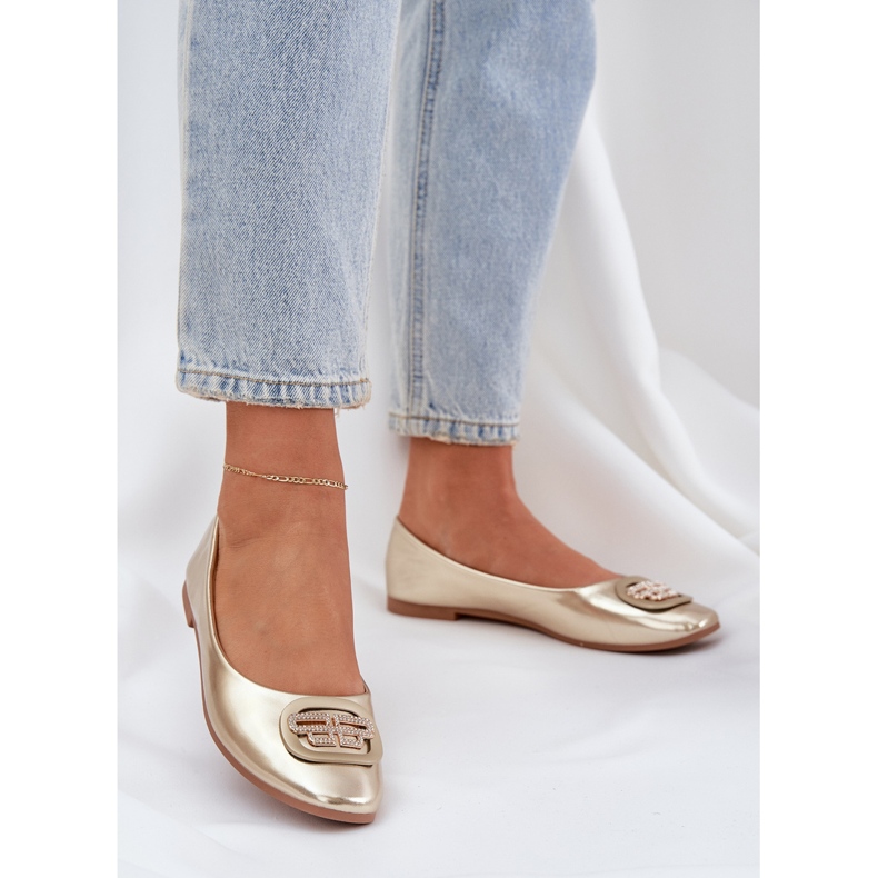 Ballerinas sur une semelle plate avec un ornement doré 2