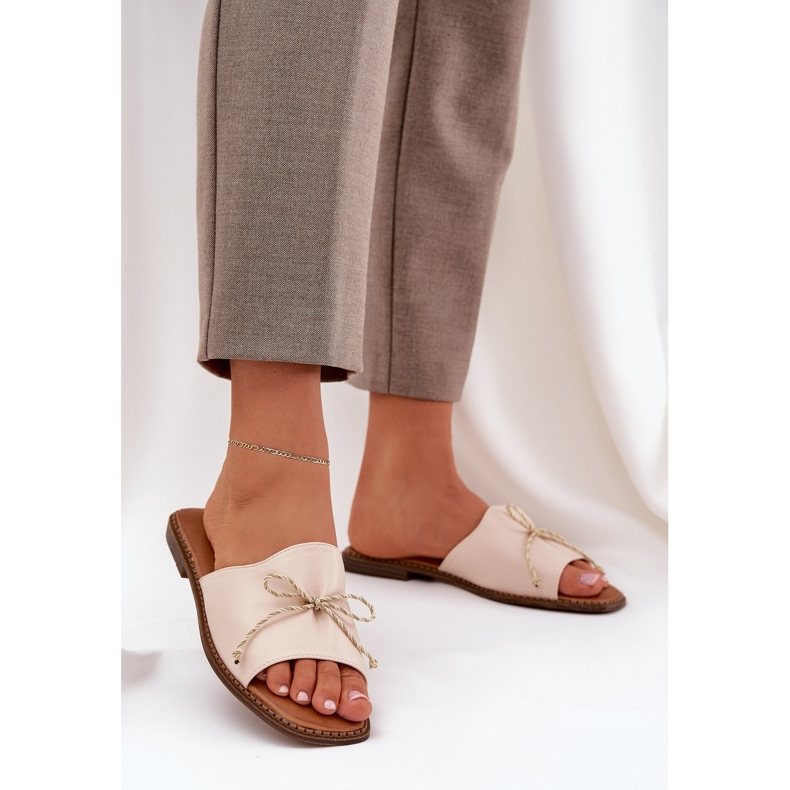 Semelles plates avec un arc beige décoratif 2 Semelles plates avec un arc beige décoratif 2