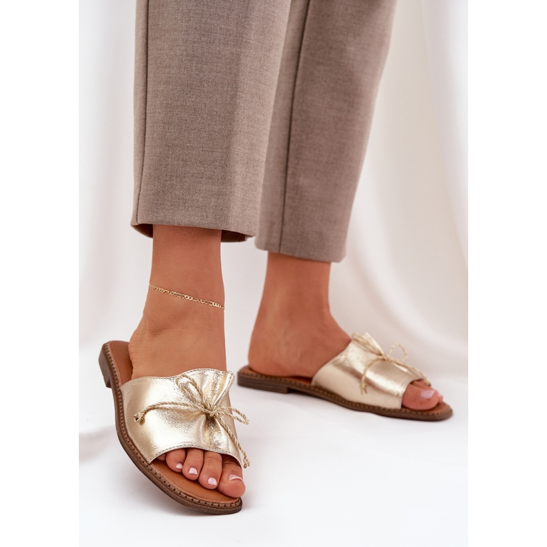 Les tongs plats plats avec un arc en or décoratif d'or 2