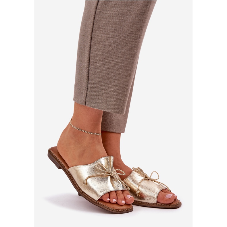 Les tongs plats plats avec un arc en or décoratif doré 1