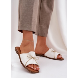 Tongs places plates avec un arc décoratif blanc blanche 2