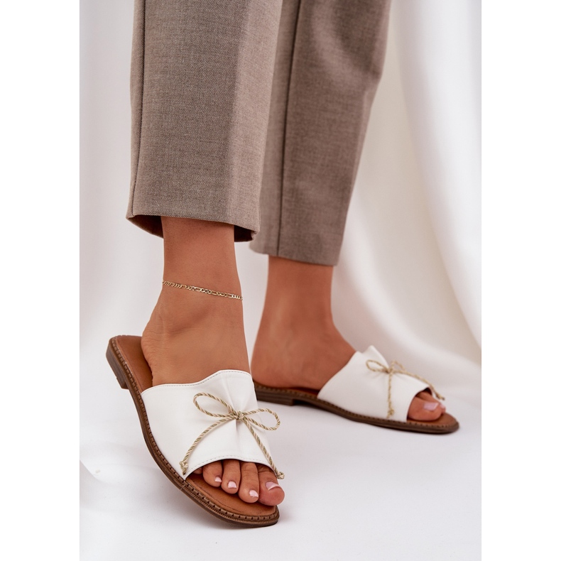 Tongs places plates avec un arc décoratif blanc blanche 2