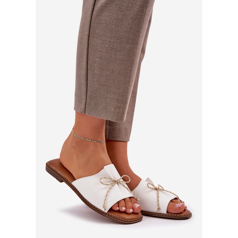 Tongs places plates avec un arc décoratif blanc blanche 1