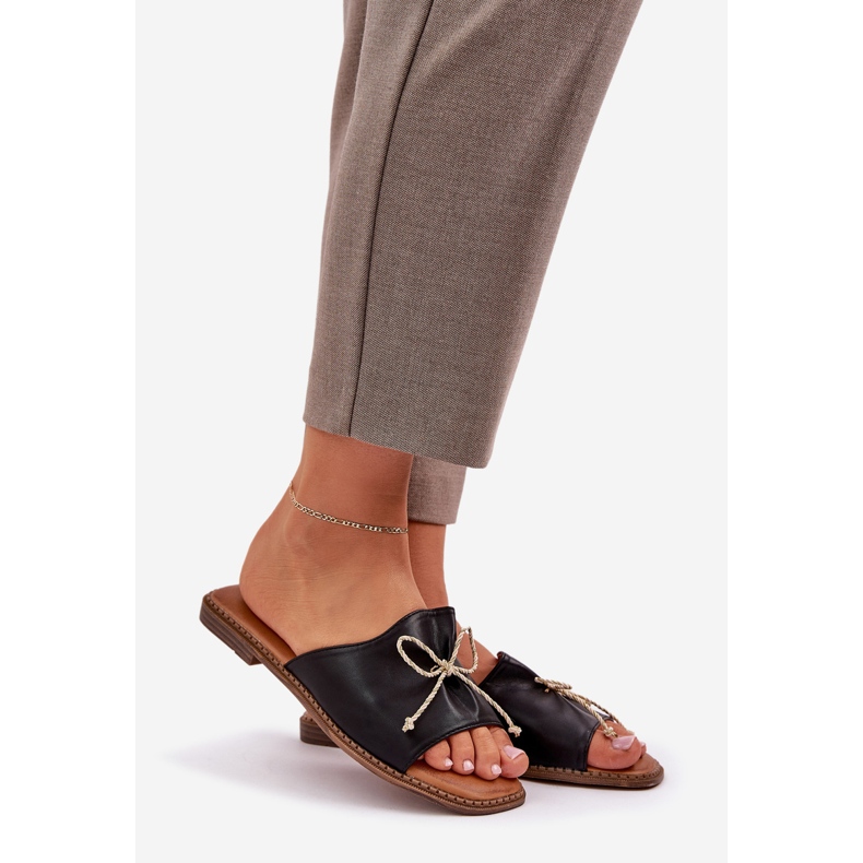 Les tongs places plats avec un arc noir décoratif le noir 1