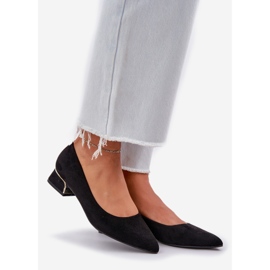 Pompes avec des talons bas et des orteils pointus noirs 1