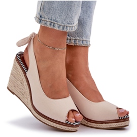Sandales compensées beiges avec tresses 6