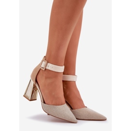 Sandales sur le poteau avec des orteils pointus beige 1