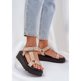 Sandales décorées sur la plate-forme beige 2 Sandales décorées sur la plate-forme beige 2