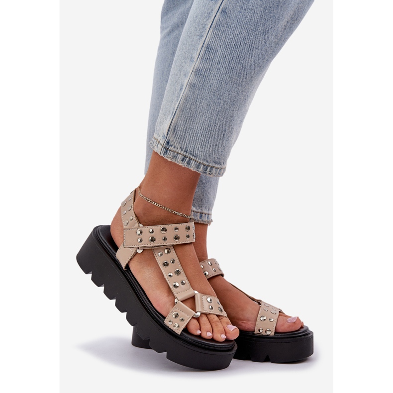 Sandales décorées sur la plate-forme beige 1 Sandales décorées sur la plate-forme beige 1