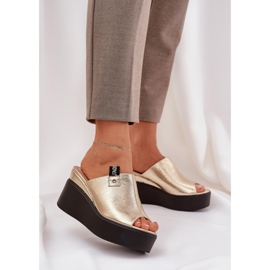 Pantoufles sur la plate-forme et coincer en cuir éco or d'or 2