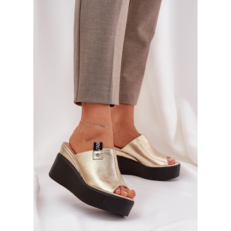 Pantoufles sur la plate-forme et coincer en cuir éco or doré 2