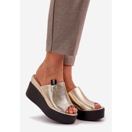 Pantoufles sur la plate-forme et coincer en cuir éco or doré 1