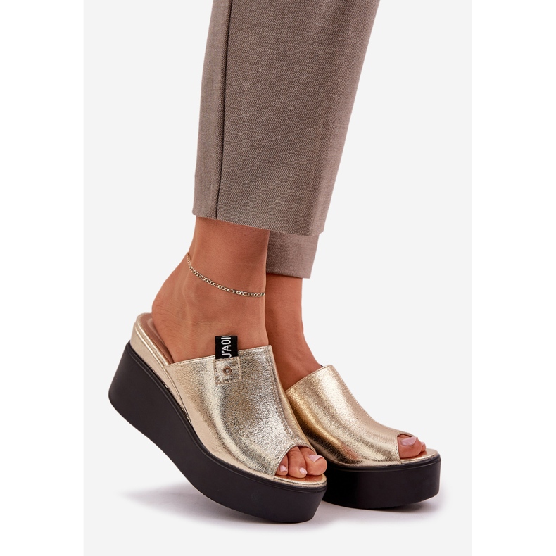 Pantoufles sur la plate-forme et coincer en cuir éco or doré 1