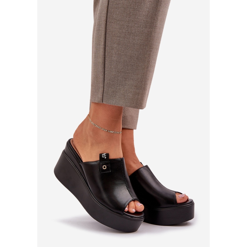 Pantoufles sur la plate-forme et en cuir noir eco cales 1