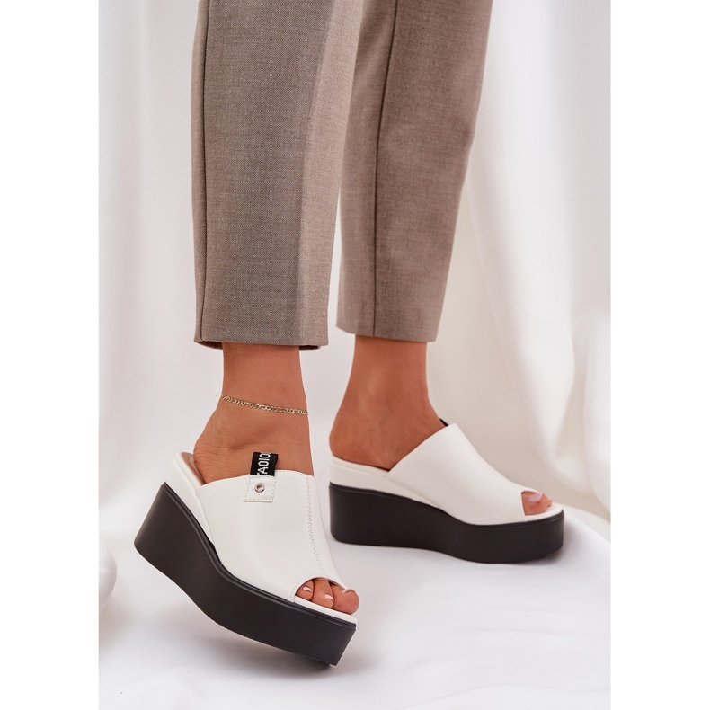 Pantoufles sur la plate-forme et un coin de cuir Eco White blanc 2