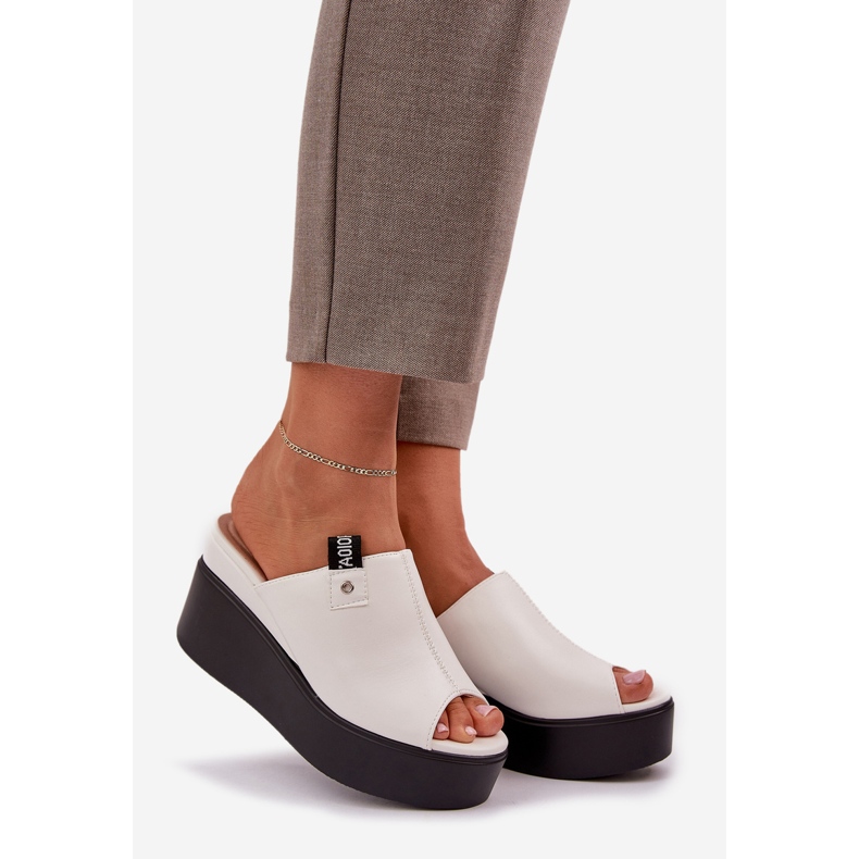 Pantoufles sur la plate-forme et un coin de cuir Eco White blanche 1 Pantoufles sur la plate-forme et un coin de cuir Eco White blanche 1