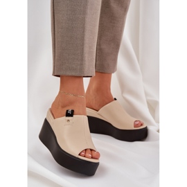Slippers sur la plate-forme et coincer en cuir écologique beige 2