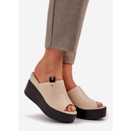 Slippers sur la plate-forme et coincer en cuir écologique beige 1