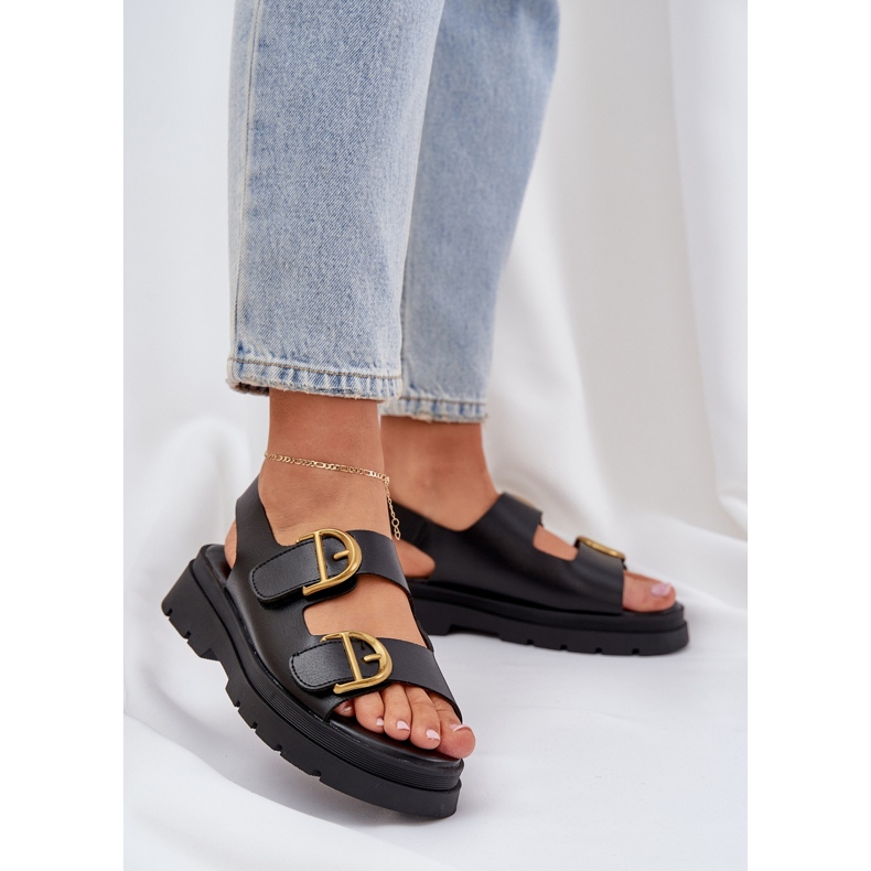 Sandales en cuir écologique avec des pinces noires 2