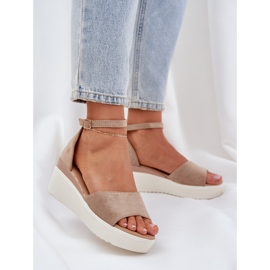 Sandales légères sur la plate-forme et un coin délicat beige 2