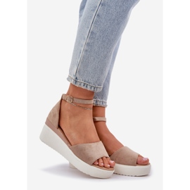 Sandales légères sur la plate-forme et un coin délicat beige 1