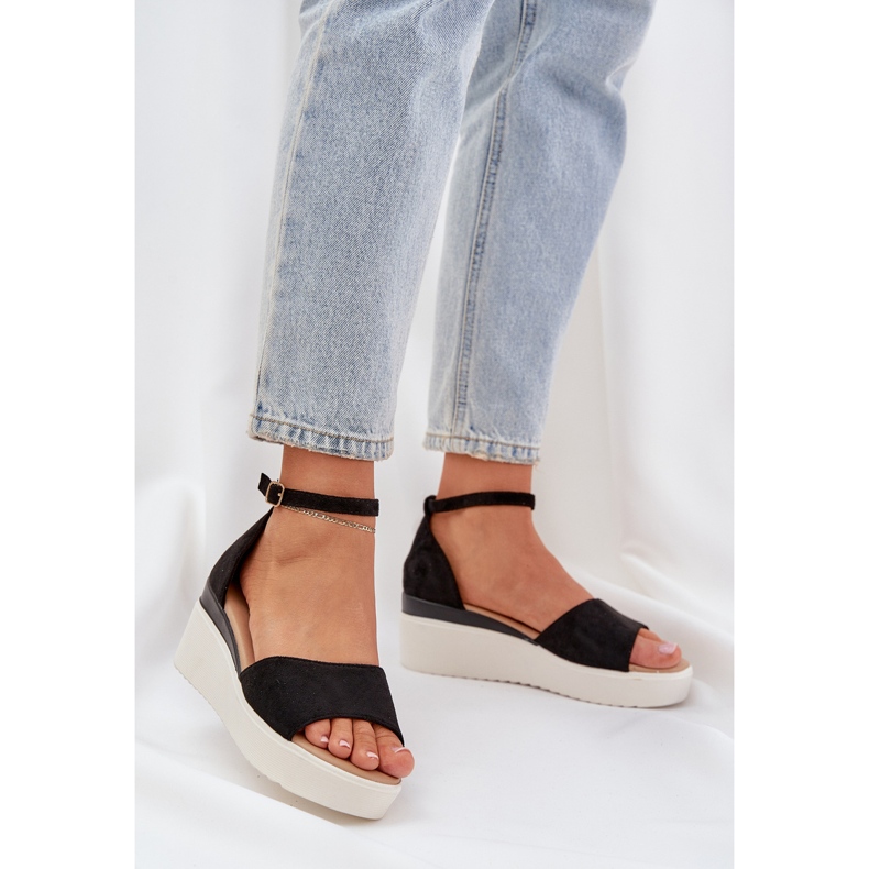 Sandales légères sur la plate-forme et coins noirs délicats 2