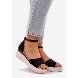 Sandales légères sur la plate-forme et coins noirs délicats 1