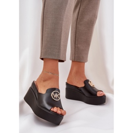 Pantoufles sur la plate-forme et coins avec une décoration noire 2