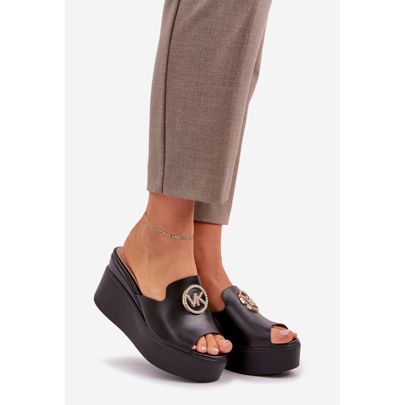 Pantoufles sur la plate-forme et coins avec une décoration noire 1