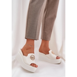 Des pantoufles sur la plate-forme et des coins avec un ornement blanc 2