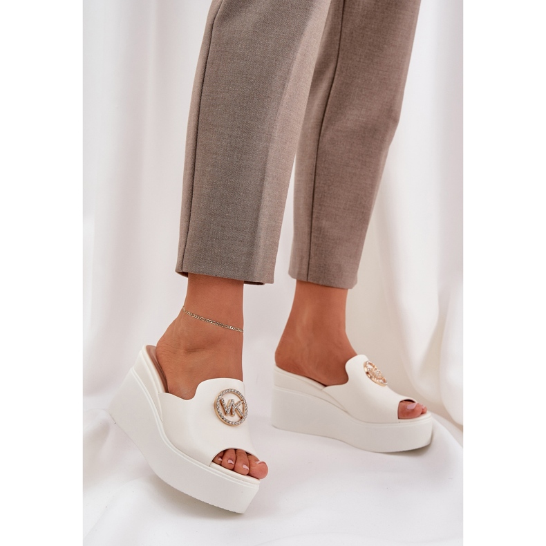 Des pantoufles sur la plate-forme et des coins avec un ornement blanc 2