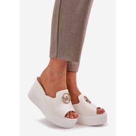 Des pantoufles sur la plate-forme et des coins avec un ornement blanc 1