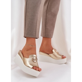 Pantoufles sur la plate-forme et coins avec un ornement doré 2