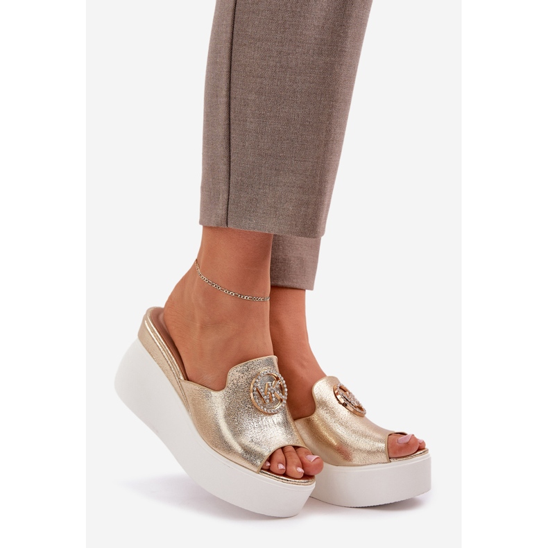 Pantoufles sur la plate-forme et coins avec un ornement doré d'or 1