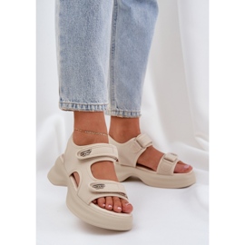 Sandales de matériaux légers sur la plate-forme beige légère 2