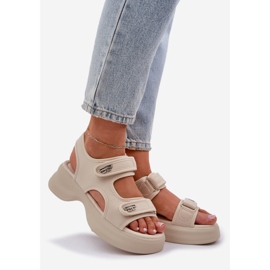 Sandales de matériaux légers sur la plate-forme beige légère 1