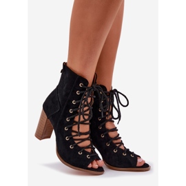 Sandales sur le poteau avec le laçage supérieur et noir 1