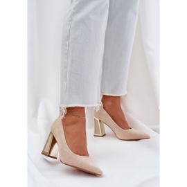 Pumps élégants sur le nez beige du pilier du pointeur 2