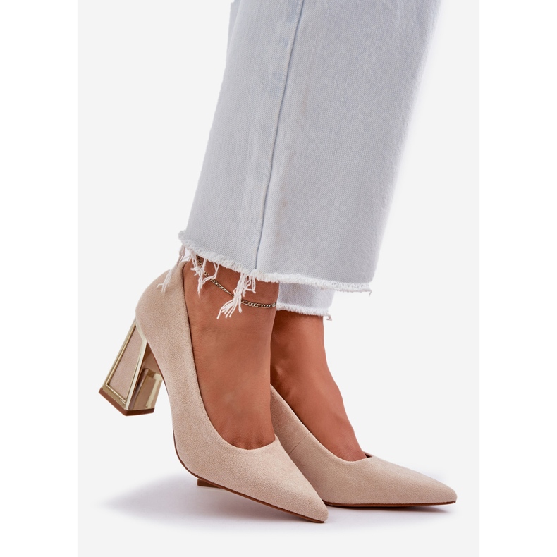 Pumps élégants sur le nez beige du pilier du pointeur 1 Pumps élégants sur le nez beige du pilier du pointeur 1